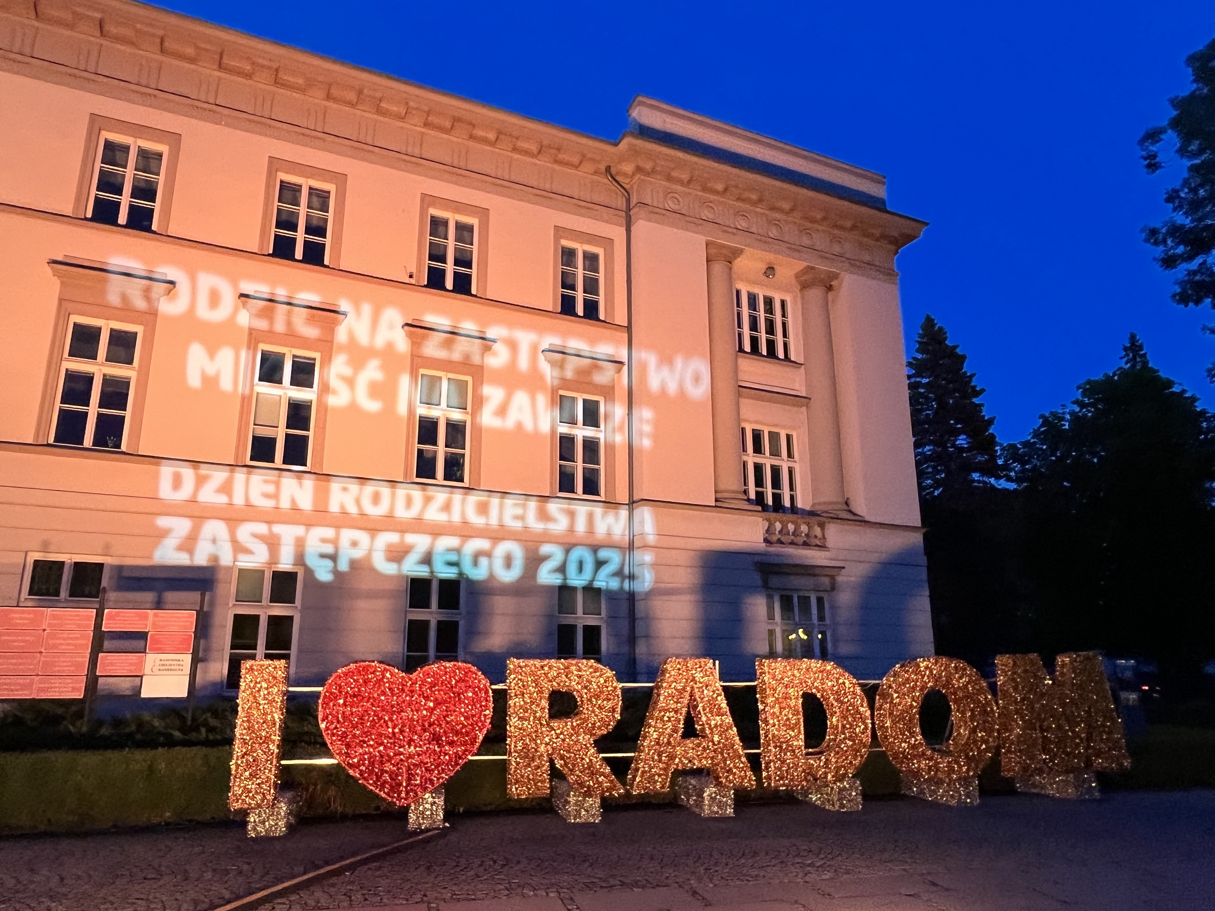Zdjęcie przedstawia projekcję na Urzędzie Miasta Radom z okazji Dnia Rodzicielstwa Zastępczego 2025